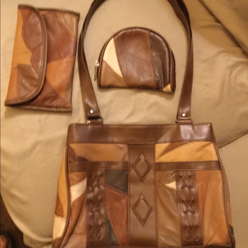 Leather shoulder bag w/2 matching cosmetic cases
